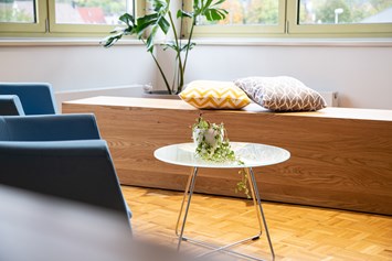 Coworking Space: Lounge und Bibliothek bieten weitere Rückzugsorte zum entspannen oder konzentrieren, je nachdem was Du gerade brauchst - Coworking Sulz