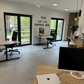 Coworking Space: Fix- und Flex-Desks im Working Space - Coworking Schmiechen: Dein Schreibtisch mit Blick ins Grüne