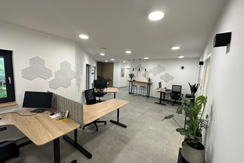 Coworking Space: Fix- und Flex-Desks im Working Space - Coworking Schmiechen: Dein Schreibtisch mit Blick ins Grüne