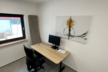 Coworking Space: Eigenes, abschließbares Büro - Coworking Schmiechen: Dein Schreibtisch mit Blick ins Grüne
