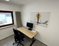 Coworking Space: Eigenes, abschließbares Büro - Coworking Schmiechen: Dein Schreibtisch mit Blick ins Grüne