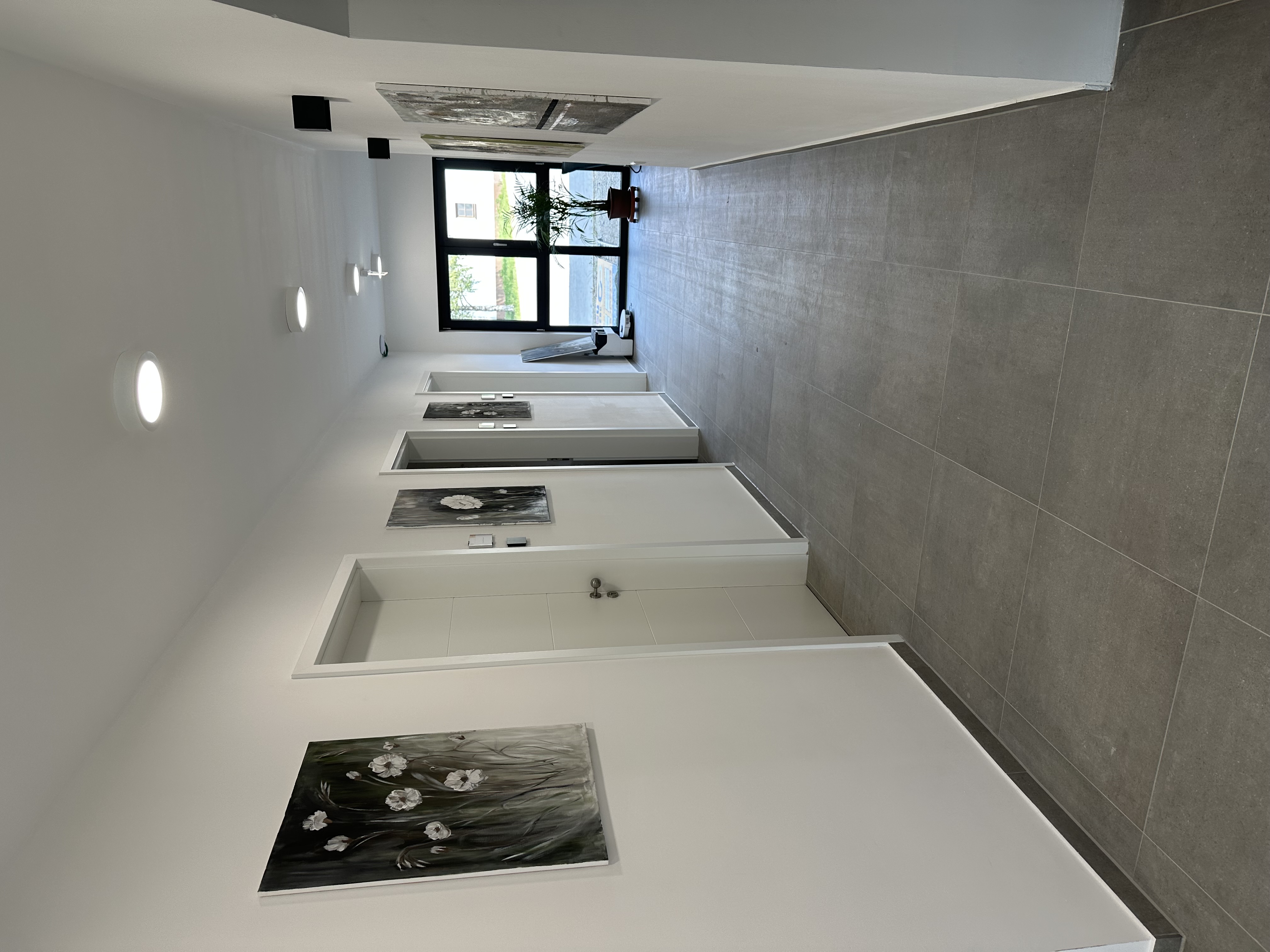 Coworking Space: Flur zu den Büros - Coworking Schmiechen: Dein Schreibtisch mit Blick ins Grüne