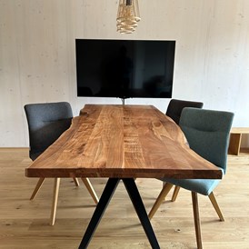Coworking Space: Der große Tisch ist ideal für 4 Personen als Arbeitsplatz geeignet. Als Meetingraum für bis zu 6 Personen nutzbar.  - Traumlocation für Seminare/Workshops/Teambuilding direkt am Mondsee