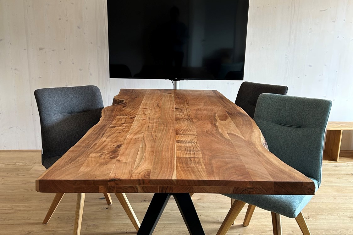 Coworking Space: Der große Tisch ist ideal für 4 Personen als Arbeitsplatz geeignet. Als Meetingraum für bis zu 6 Personen nutzbar.  - Traumlocation für Seminare/Workshops/Teambuilding direkt am Mondsee