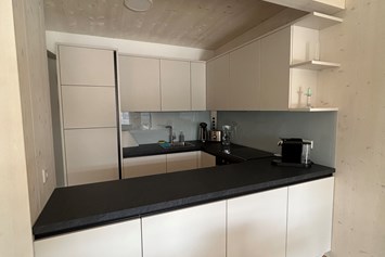 Coworking Space: Die vollausgestattete Küche kann gerne verwendet werden.  - Traumlocation für Seminare/Workshops/Teambuilding direkt am Mondsee