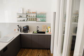 Coworking Space: Voll ausgestattete Küche mit Kaffee- und Wasserflatrate - DAS BÜRO Potsdam
