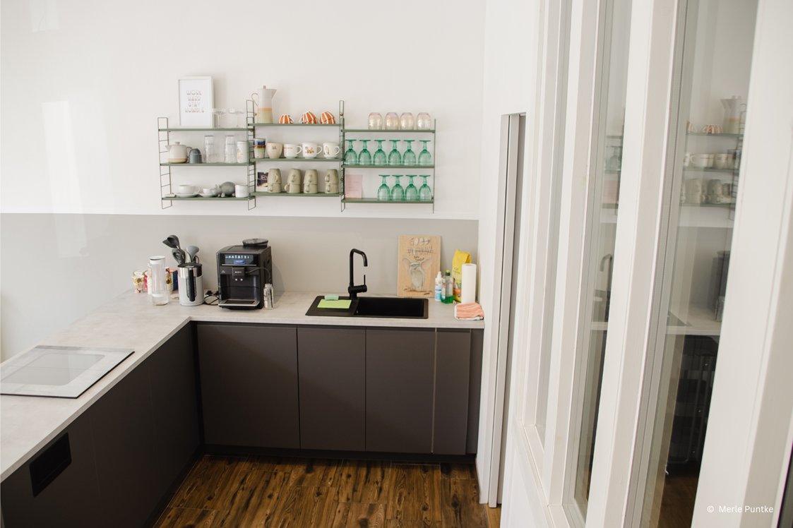 Coworking Space: Voll ausgestattete Küche mit Kaffee- und Wasserflatrate - DAS BÜRO Potsdam