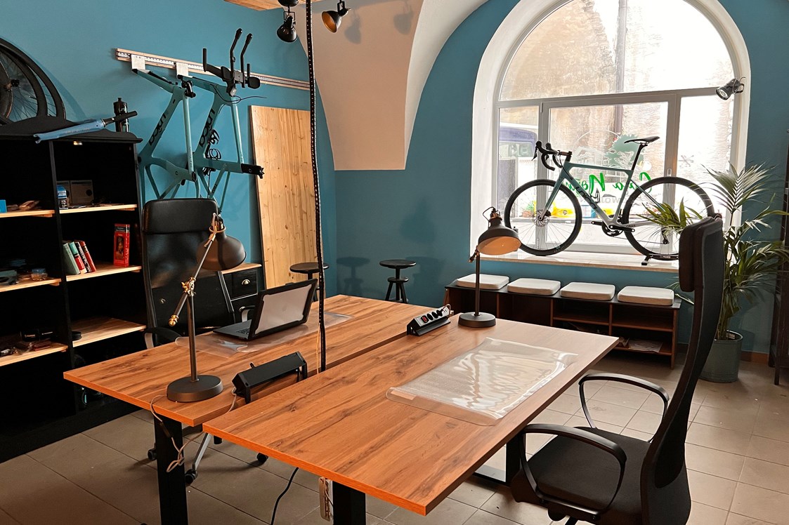 Coworking Space: 2 desks where you can change the table top hight - Casa-Nostra-CoWorking