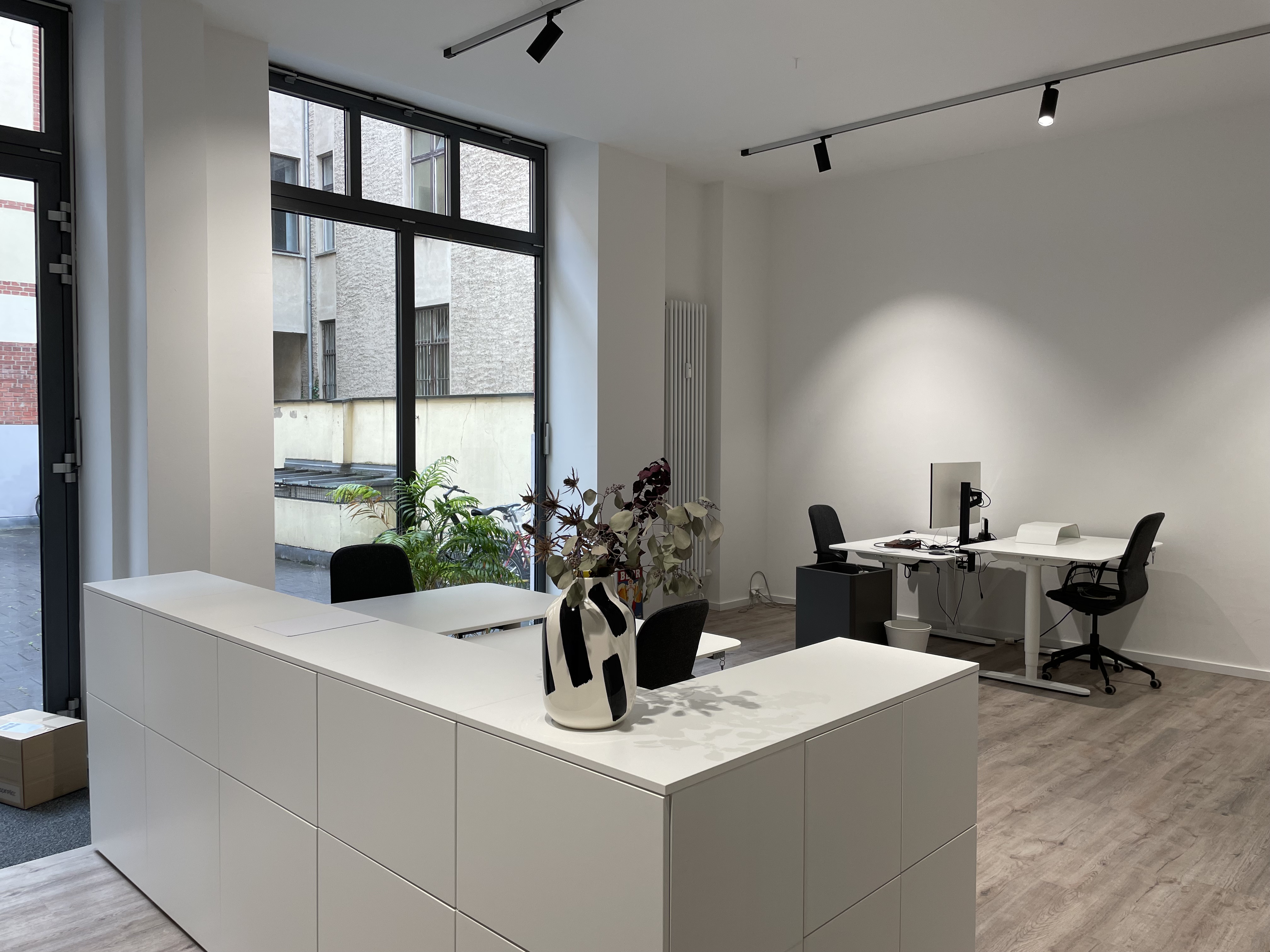 Coworking Spaces - Berlin - Co-Working 2 mit angeschnittenem Blick in den Innenhof - inom - zentral mit Garten