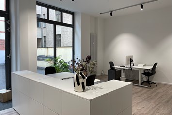 Coworking Space: Co-Working 2 mit angeschnittenem Blick in den Innenhof - inom - zentral mit Garten