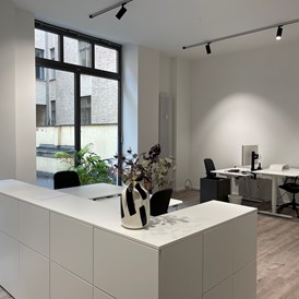Coworking Space: Co-Working 2 mit angeschnittenem Blick in den Innenhof - inom - zentral mit Garten