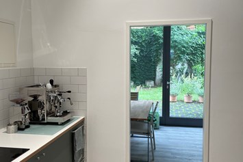 Coworking Space: In Küche, Blick durch Besprechungsraum in den Garten - inom - zentral mit Garten