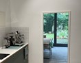 Coworking Space: In Küche, Blick durch Besprechungsraum in den Garten - inom - zentral mit Garten