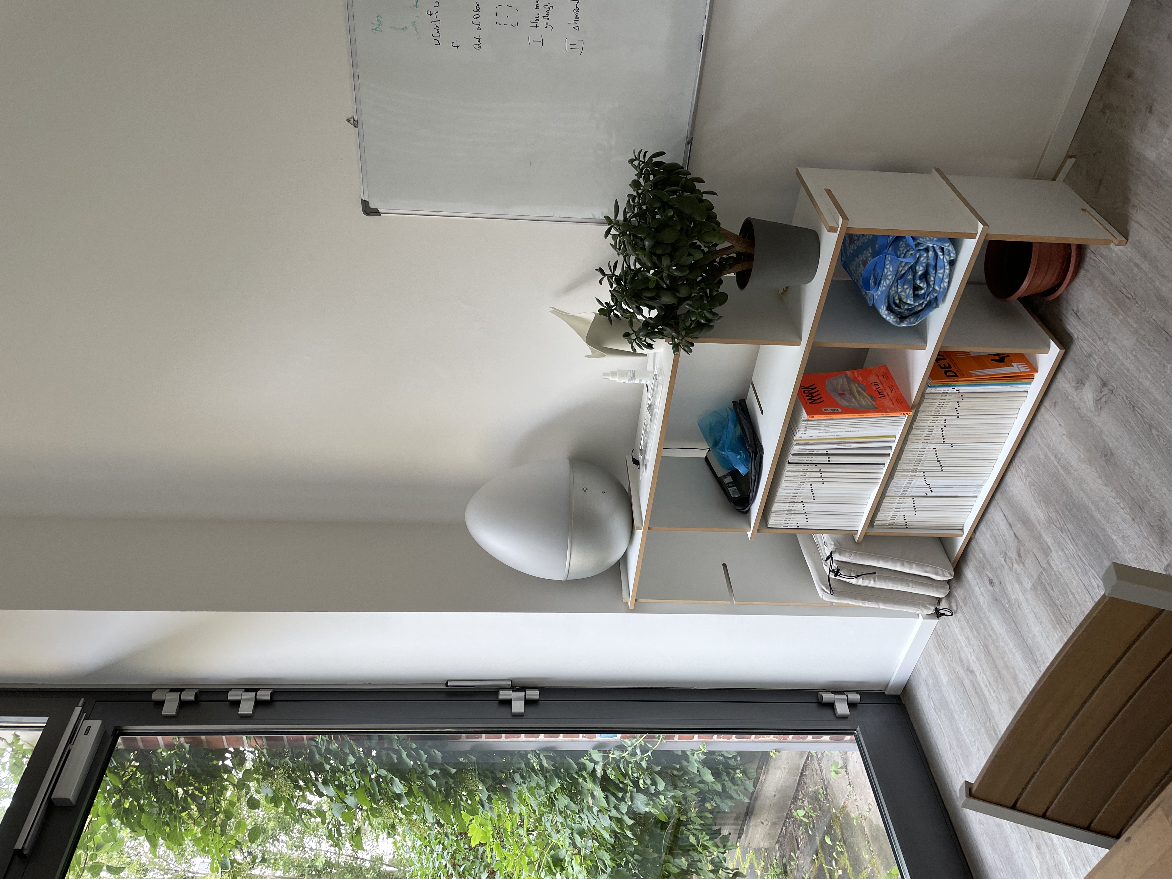 Coworking Space: Besprechungsraum / Mittagsraum - Whiteboard und Leeseregal - inom - zentral mit Garten