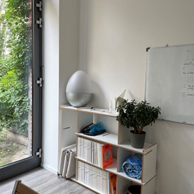Coworking Space: Besprechungsraum / Mittagsraum - Whiteboard und Leeseregal - inom - zentral mit Garten