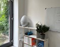 Coworking Space: Besprechungsraum / Mittagsraum - Whiteboard und Leeseregal - inom - zentral mit Garten