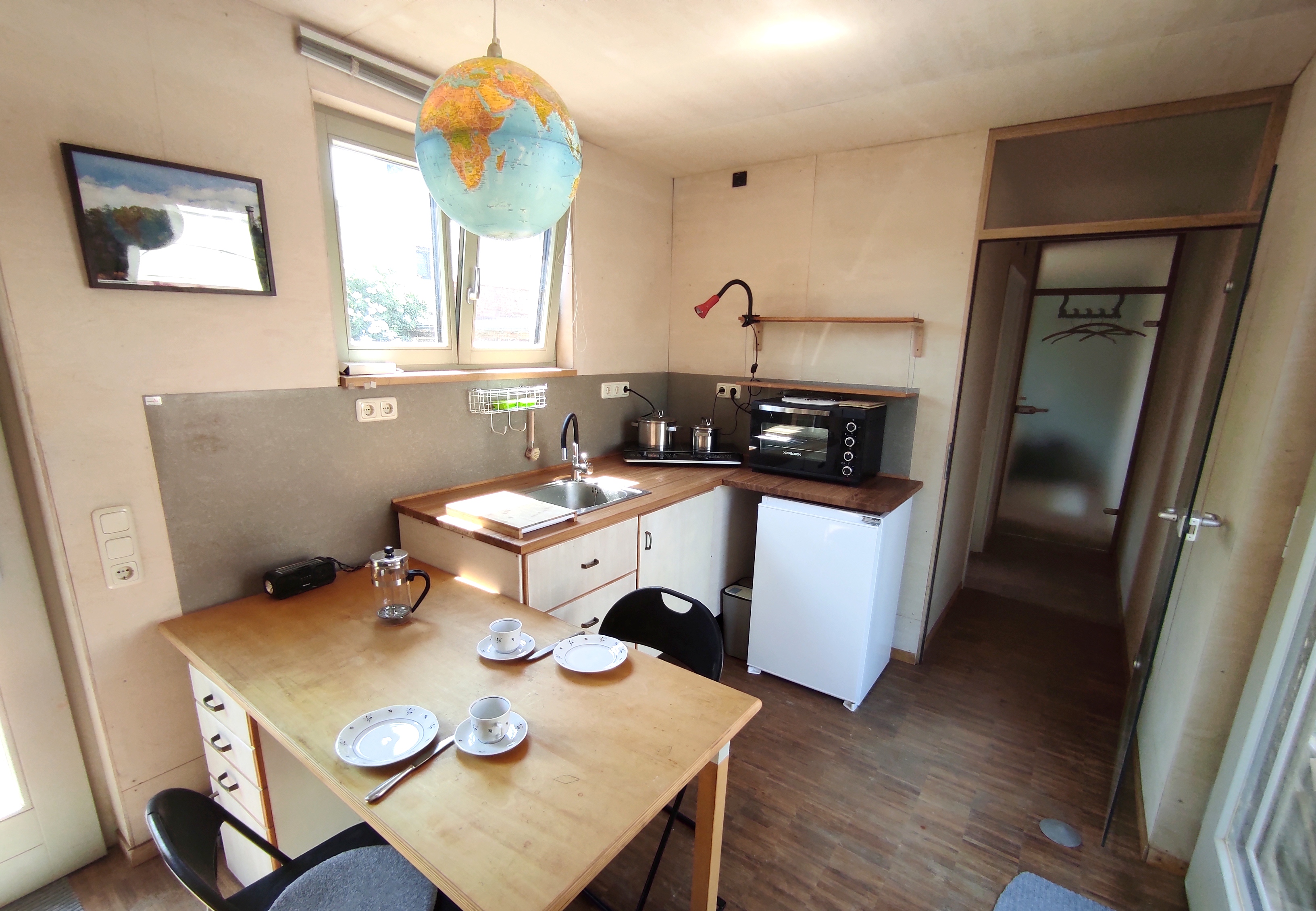 Coworking spaces - Thüringen Nord - Küche mit Arbeits-/ Essplatz - Winterspace cosyTinyhouse Großburschla