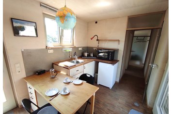 Coworking Space: Küche mit Arbeits-/ Essplatz - Winterspace cosyTinyhouse Großburschla
