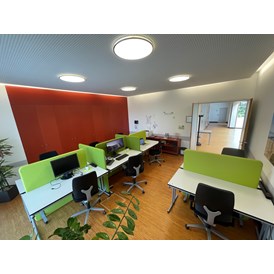 Coworking Space: FridoSpace mit 8 Arbeitsplätzen, 
2 Wlan-Netzen mit jeweils eigenem Internetanschluss Netzwerkdrucker und Scanner - FridoSpace