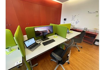 Coworking Space: Zur Zeit gibt es drei Arbeitsplätze mit Monitoren, sechs FridoDesks haben auch Netzwerk per Kabelanschluss. - FridoSpace