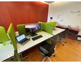 Coworking Space: Zur Zeit gibt es drei Arbeitsplätze mit Monitoren, sechs FridoDesks haben auch Netzwerk per Kabelanschluss. - FridoSpace