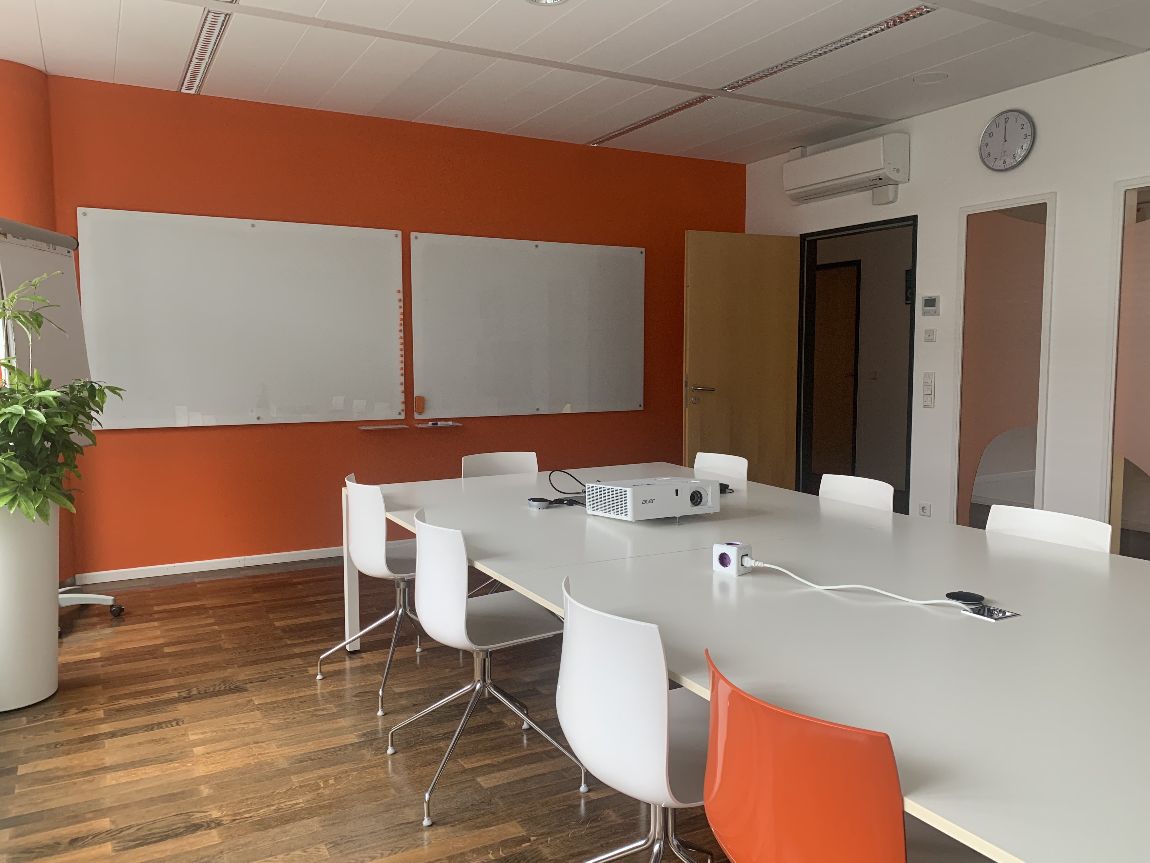 Coworking spaces - Baden-Württemberg - Unsere hellen Meetingräume sind mit allem ausgestattet, was es zum konferieren braucht. Beamer oder TV, Whiteboards und Flipcharts, Getränkekühlschranke, und vieles mehr. - kuehlhaus AG Experience Space