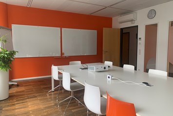 Coworking Space: Unsere hellen Meetingräume sind mit allem ausgestattet, was es zum konferieren braucht. Beamer oder TV, Whiteboards und Flipcharts, Getränkekühlschranke, und vieles mehr. - kuehlhaus AG Experience Space