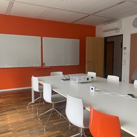 Coworking Space: Unsere hellen Meetingräume sind mit allem ausgestattet, was es zum konferieren braucht. Beamer oder TV, Whiteboards und Flipcharts, Getränkekühlschranke, und vieles mehr. - kuehlhaus AG Experience Space