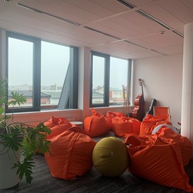 Coworking Space: Abseits der klassischen Meetingräume kann auch unsere Freifläche zum Arbeiten und zum Austausch genutzt werden. Egal ob Sessel-Ecke, Sitzsäcke oder Stehtische - Für jeden ist etwas dabei. - kuehlhaus AG Experience Space
