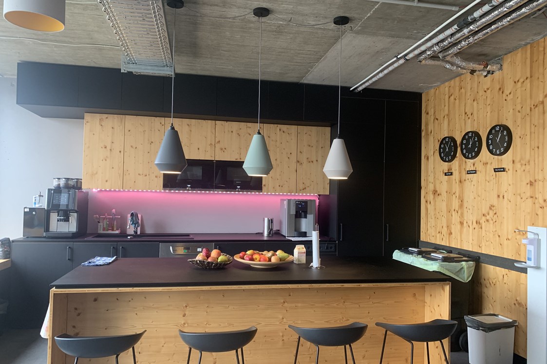 Coworking Space: Die besten Meetings finden in der Küche statt - unser Bistro ist groß, hell und bietet genug Fläche zum Austausch in der großen Runde bei gutem Kaffee und frischem Obst. - kuehlhaus AG Experience Space