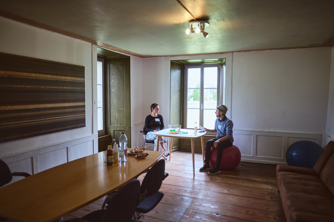 Coworking Space: kleiner Besprechungsraum und zum Entspannen
 - coworkINS