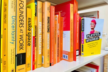 Coworking Space: Umfassende Bibliothek - Playability Lab