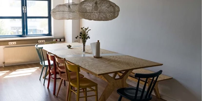 Coworking Spaces - Wien - Das Esszimmer liegt direkt gegenüber der voll ausgestatteten Küche und bietet Platz für 10 Leute.  - Happy House Wien