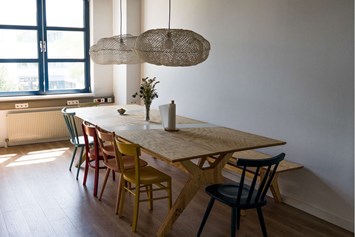 Coworking Space: Das Esszimmer liegt direkt gegenüber der voll ausgestatteten Küche und bietet Platz für 10 Leute.  - Happy House Wien