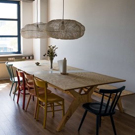 Coworking Space: Das Esszimmer liegt direkt gegenüber der voll ausgestatteten Küche und bietet Platz für 10 Leute.  - Happy House Wien