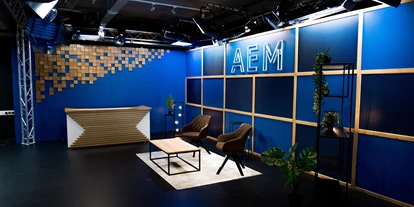 Coworking Spaces - Wien - Unser Video-und Fernsehstudio, das Herz des Happy House. Unser Studio hat 120qm, bereits fix montiertes Licht und kann beliebig erweitert werden. Kulissenaufbau und Lagermöglichkeiten sind ebenfalls möglich und vorhanden. Das Studio bietet darüber hinaus einen getrennten Zugang, kann ganztägig genutzt werden und bietet einen idealen Boden für Kamerafahrten aller Art. Von Live-Streaming-Veranstaltungen über Explainer Videos – in unserem Studio sind deiner Produktion keine Grenzen gesetzt.
Technische spezifikationen
- 20 Flächenleuchten für perfekte gleichmäßige Ausleuchtung des Sets
- 10 Fresnelscheinwerfer für Detailausleuchtung
- 20 Akku-LED Par für Dekobeleuchtung
- Komplette Rig-Konstruktion mit Pipes für Aufhängungen und Beleuchtungspositionen für Custom-Made Sets
- Greenscreen
- Lichtsteuerung - Happy House Wien