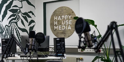 Coworking Spaces - Wien - Wir lieben Podcasts. Für die Aufnahme Eurer Folgen haben wir ein voll eingerichtetes Podcaststudio vor Ort, das Wohlfühlambiente ausstrahlt und gleichzeitig fantastischen Sound garantiert. Neben professionellem Aufnahme-Equipment und Bio-Schalldämmung steht auch ein Schnitt- platz direkt im Studio zur Verfügung. Dort kann unser Sound-Engineer auf Wunsch Eure Sessions jederzeit professionell begleiten.
 Technische spezifikationen
- Rodecaster Pro mit 4 XLR-Mikrofon- eingänge mit 48 V Phantomspeisung, USB- und Bluetooth-Konnektivität,
4 Kopfhörerausgänge
- 4x XLR Kabel
- 4x Rode NT-1 A Großmembran- mikrofone mit Deluxe-Spinne SM6 mit integriertem Gewebe-Popschutz
- 4x beyerdynamic DT-770 Pro 250 Ohm Kopfhörer - Happy House Wien