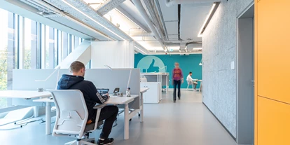 Coworking Spaces - feste Arbeitsplätze vorhanden - Köln - Unsere Coworking Spaces sind in vierer und sechser Gruppen angeordnet mit viel Platz dazwischen. Für mehr Privatspähre können an vielen Stellen Sichtschutzwände zwischen die Sitzgruppen gezogen werden.  - InnoDom Cologne