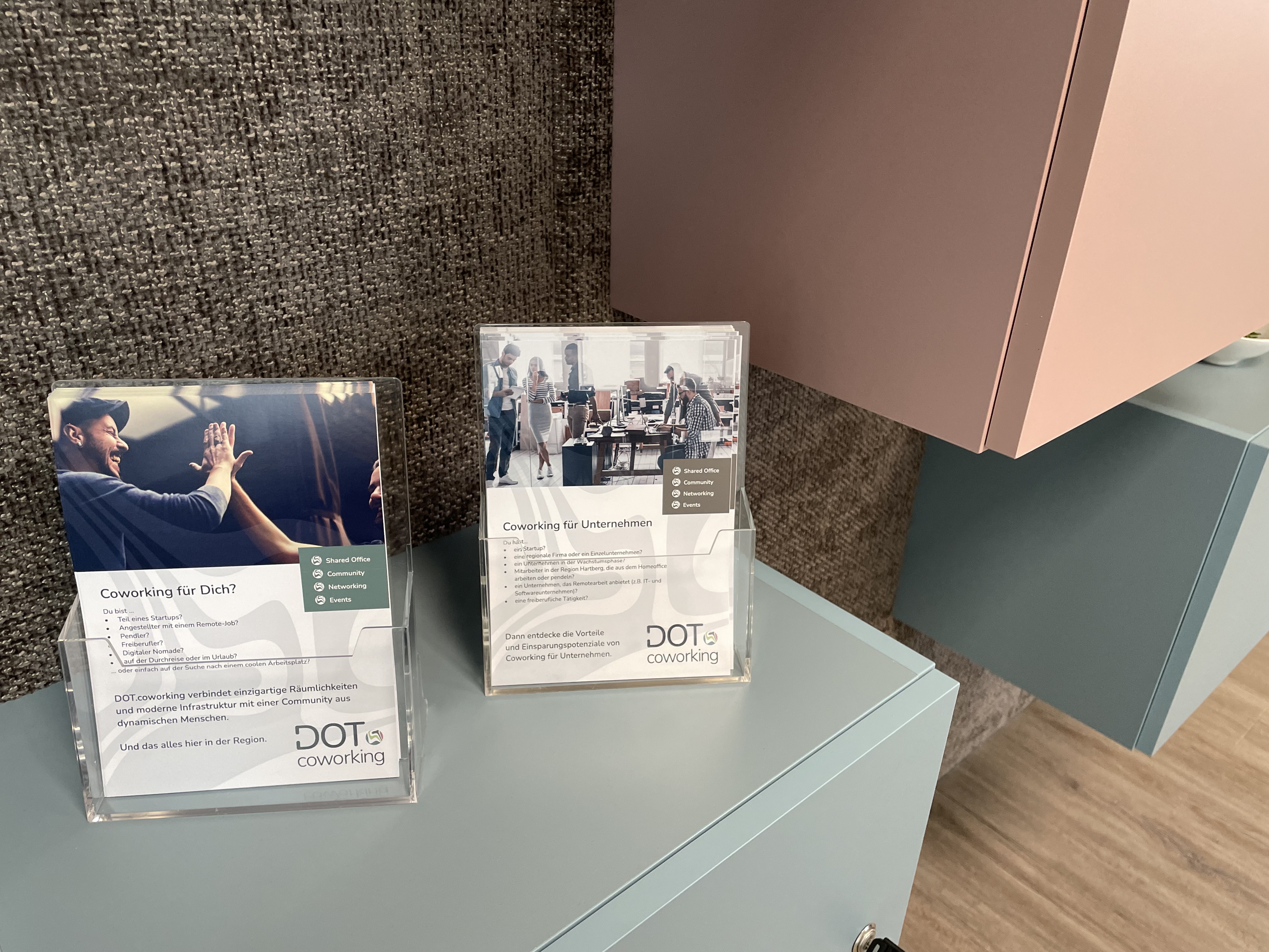 Coworking Space: mehr Infos gefällig?
 : ) schreib uns einfach an oder ruf gerne durch.  - DOT.coworking