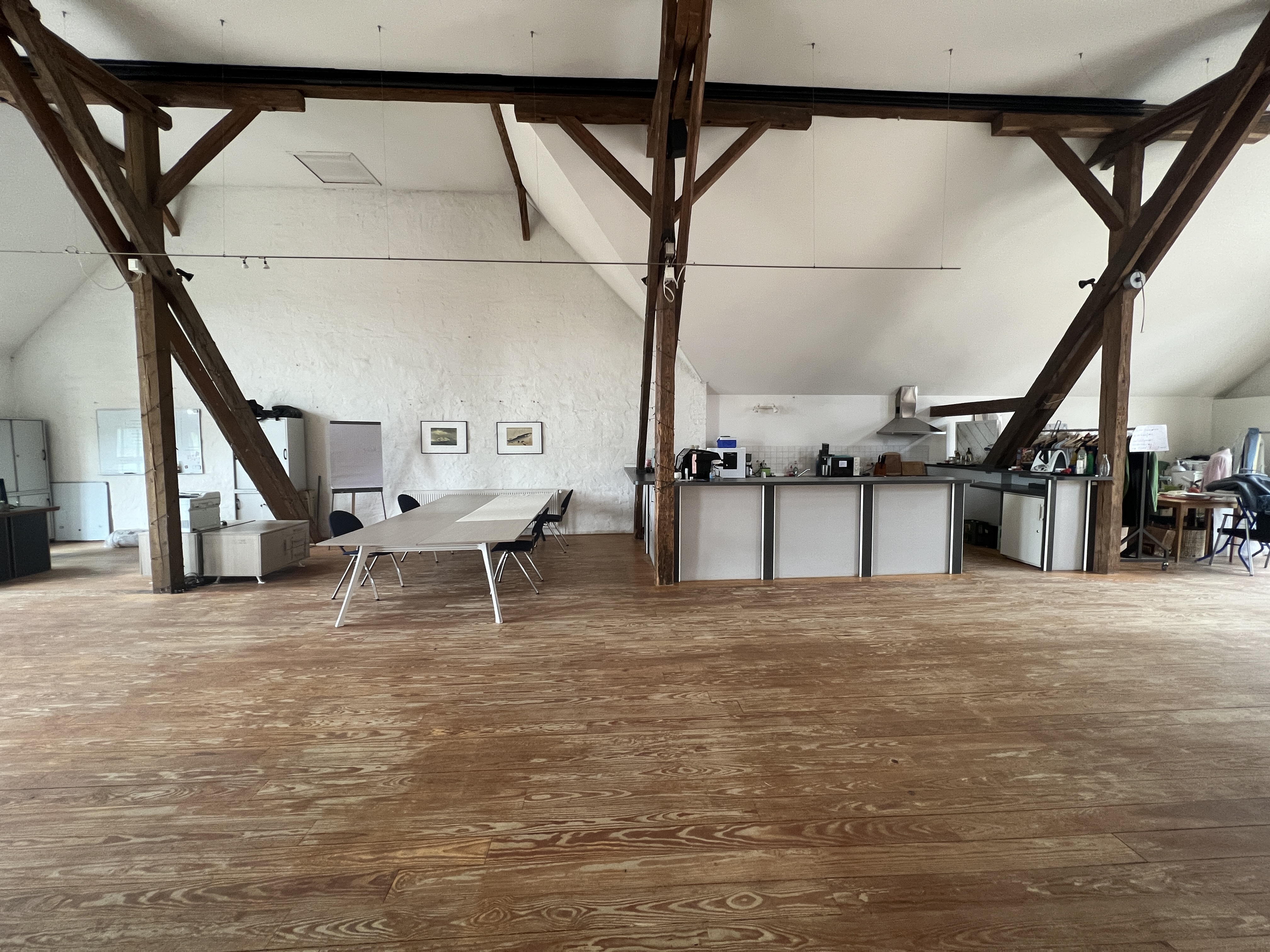 Coworking Spaces - Schleswig-Holstein - Es stehen 10 einzelne Arbeitsplätze, eine Konferenzecke mit 10 Arbeitsplätzen, eine Telefonbox, eine Lounge und eine offene Gemeinschaftsküche zur Verfügung. Der gesamte Raum kann auch für Veranstaltungen mit bis zu 40 Plätzen genutzt werden. - Alter Heuboden Co-Creation & Co-Working in der Natur