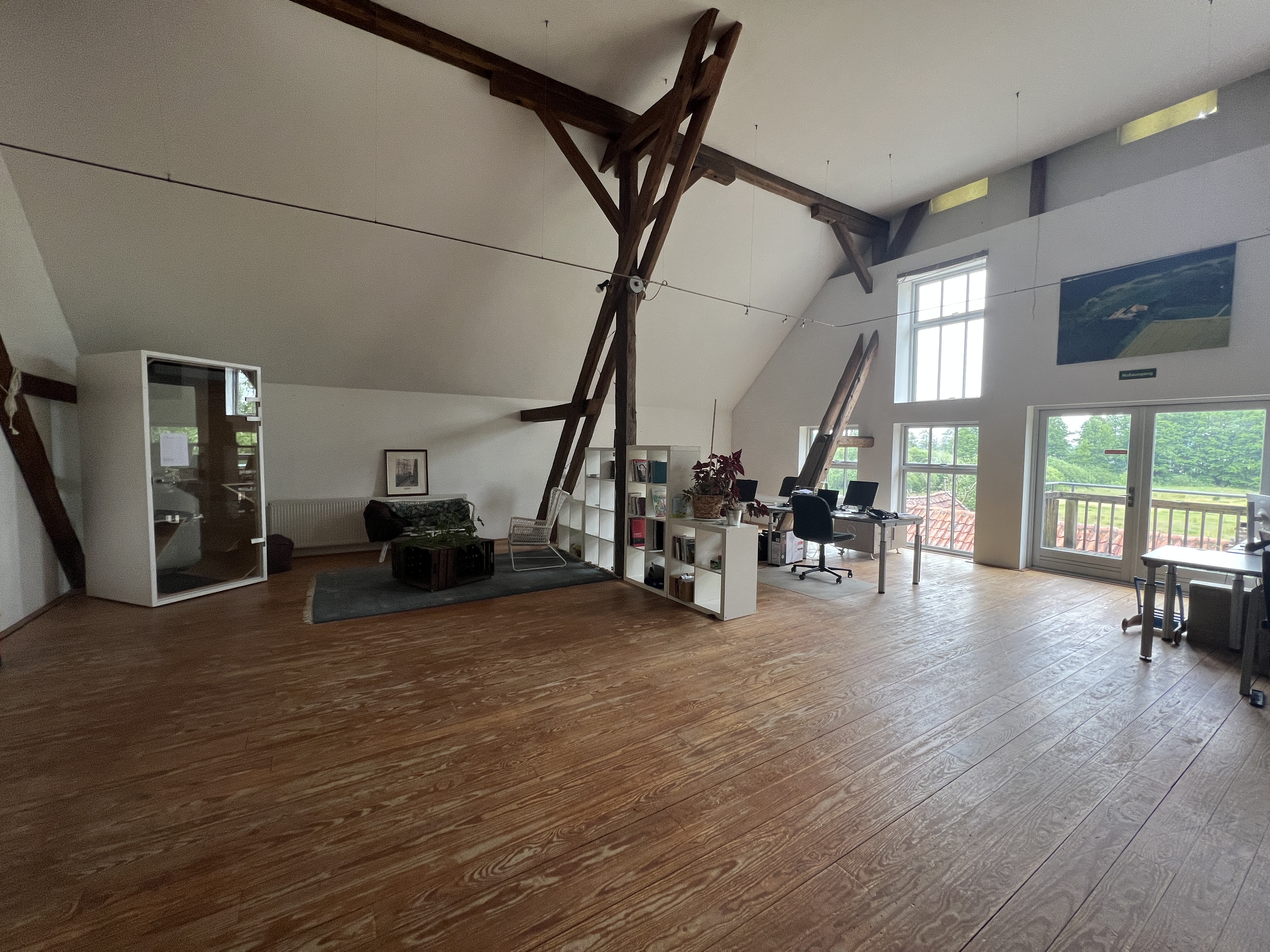 Coworking Spaces - Schleswig-Holstein - Es stehen 10 einzelne Arbeitsplätze, eine Konferenzecke mit 10 Arbeitsplätzen, eine Telefonbox, eine Lounge und eine offene Gemeinschaftsküche zur Verfügung. Der gesamte Raum kann auch für Veranstaltungen mit bis zu 40 Plätzen genutzt werden. - Alter Heuboden Co-Creation & Co-Working in der Natur