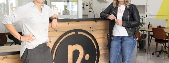 Coworking Space: Die Gründerinnen Bibi Moser und Karin Steiner im Eingangsbereich der 90 Quadratmeter - Die 90 Quadratmeter