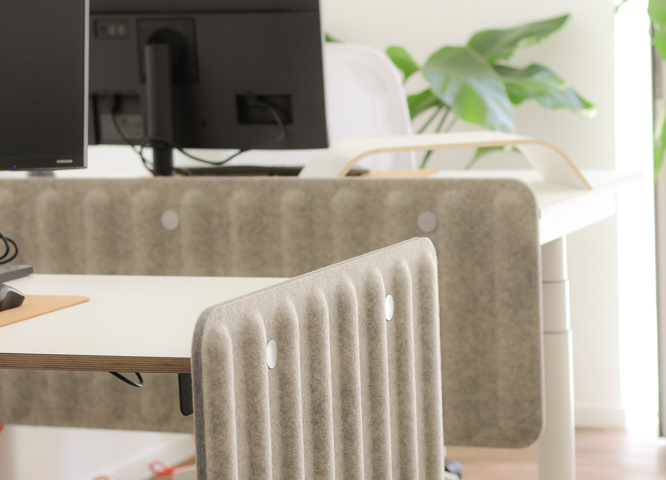 Coworking spaces - München - Ein helles Büro mit vier Schreibtischen strahlt Ruhe und Gemütlichkeit aus, wodurch eine persönliche Arbeitsatmosphäre entsteht. Das Tageslicht flutet den Raum und schafft eine angenehme Arbeitsumgebung, in der sich die Mitarbeiter entspannt und produktiv fühlen können. Die Einrichtung und Dekoration verleihen dem Raum einen persönlichen Touch, der die Individualität und Kreativität der Nutzer unterstreicht. - Heimatoffice 26