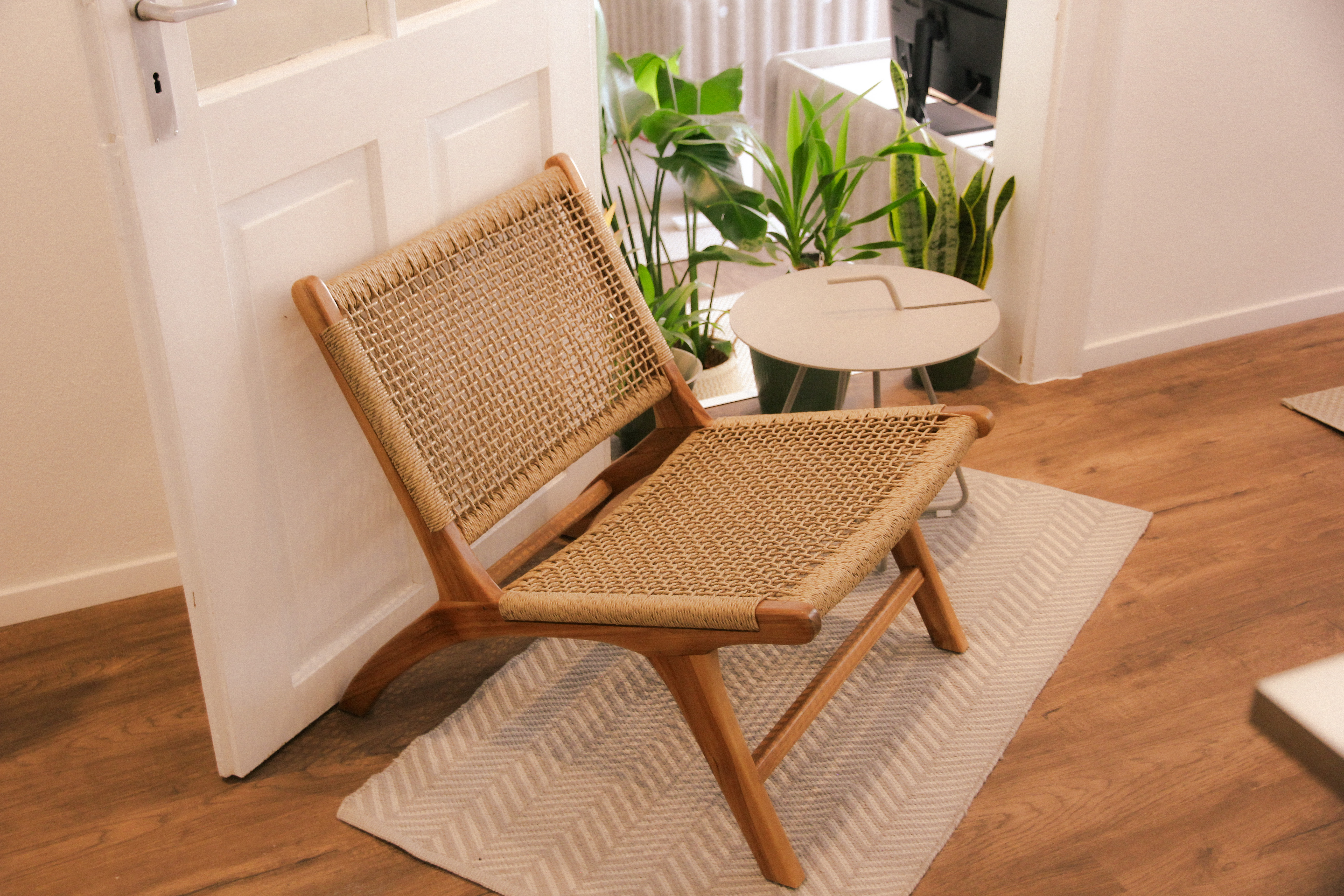 Coworking Space: In einem anderen Büroraum mit drei Schreibtischen herrscht eine ruhige, gemütliche Atmosphäre, die für gemeinsames und konzentriertes Arbeiten ideal ist. Tageslicht flutet den Raum, und die persönliche Gestaltung verleiht ihm eine behagliche Note. Hier können Teammitglieder in entspannter Umgebung eng zusammenarbeiten und ihre Kreativität entfalten, während sie ihre Aufgaben mit voller Konzentration bewältigen. - Heimatoffice 26