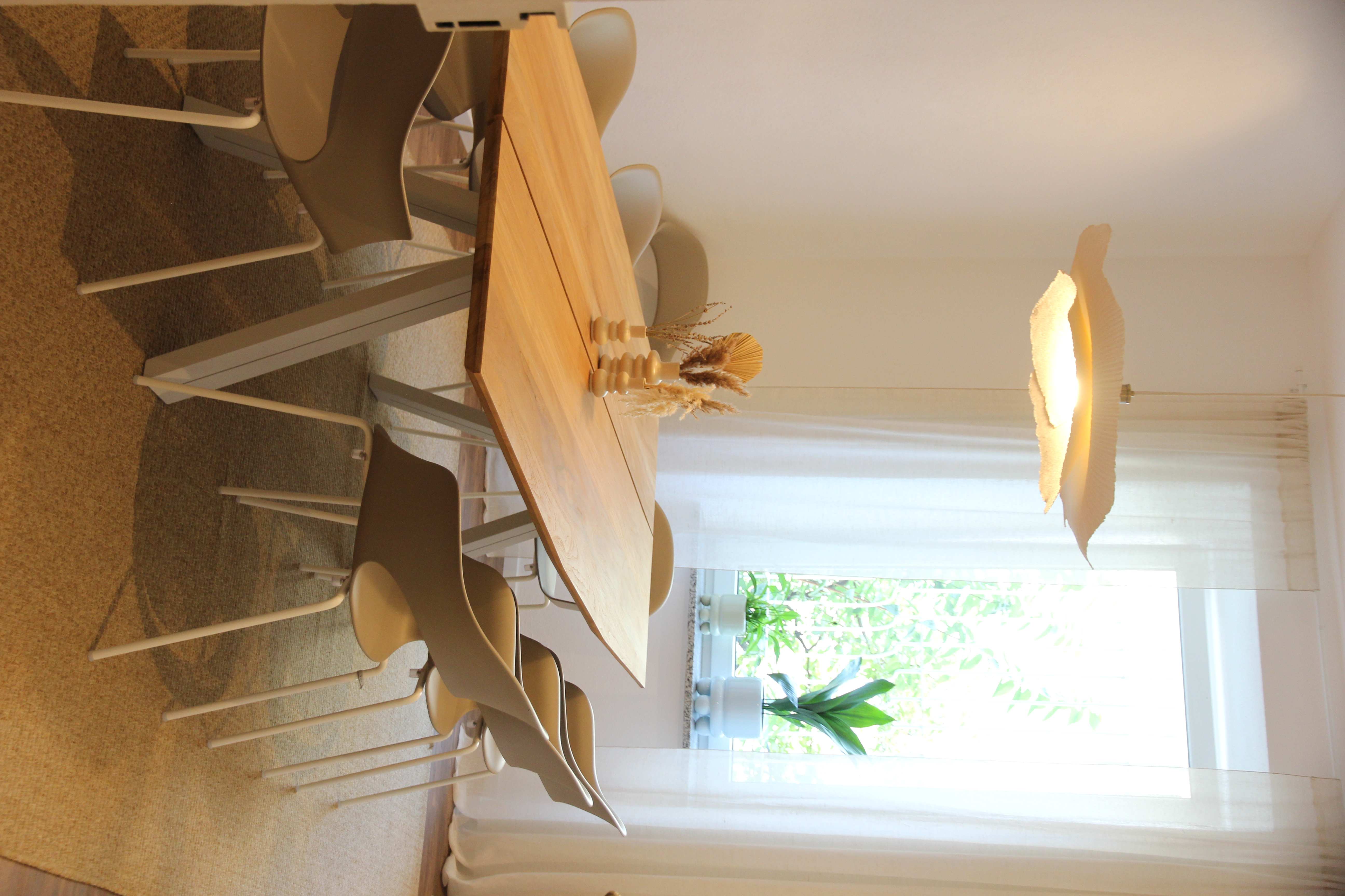 Coworking Space: In einem gemütlichen und ruhigen Meetingraum finden 8-10 Personen Platz. Dieser Raum ist perfekt ausgestattet für sowohl online als auch offline Meetings. Ein imposantes 65-Zoll Samsung Flip Pro und ein hochwertiges Jabra Speak-System sorgen für eine erstklassige Kommunikationserfahrung. Das große Fenster lässt reichlich Tageslicht herein, schafft eine angenehme Arbeitsatmosphäre und verleiht dem Raum eine einladende Note, die die Kreativität und Produktivität fördert. Hier können Teams effizient zusammenarbeiten und sich sowohl persönlich als auch virtuell vernetzen. - Heimatoffice 26