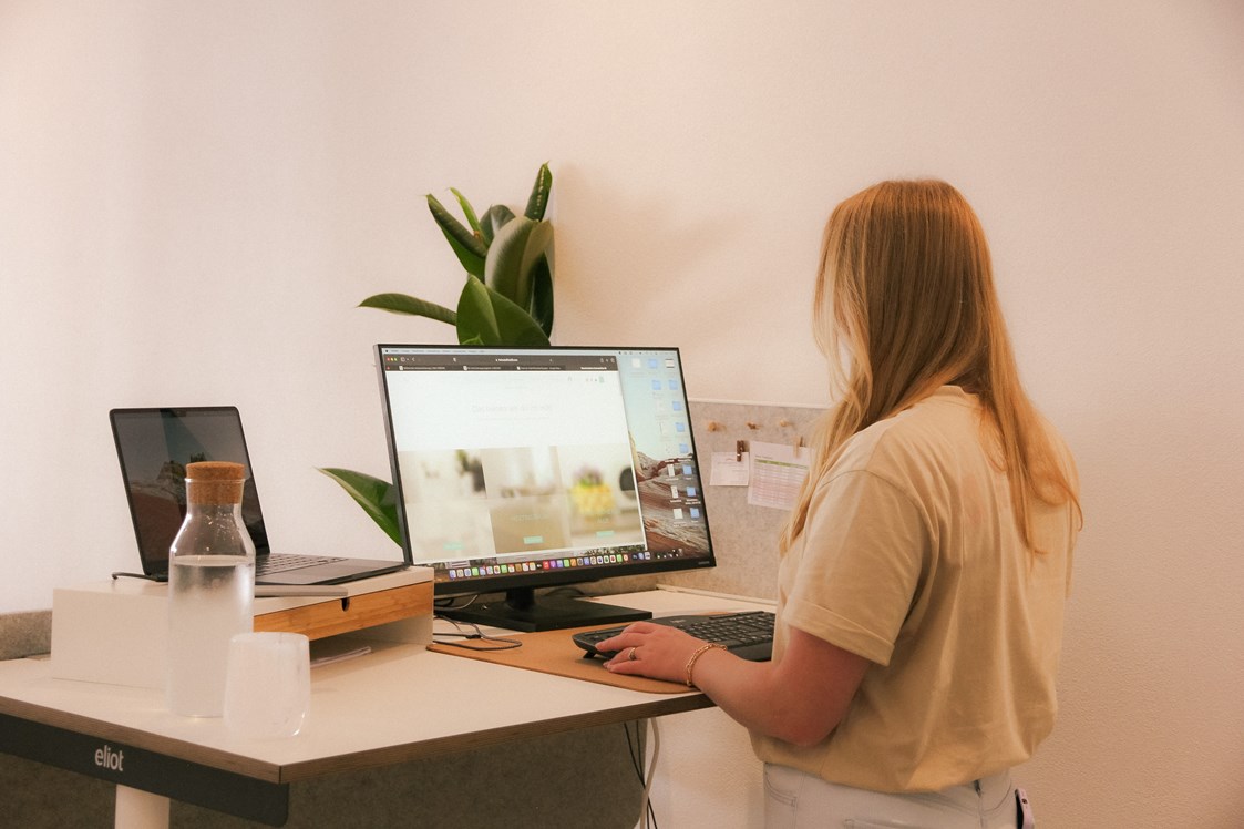 Coworking Space: Jeder Schreibtisch ist höhenverstellbar und mit einem Monitor, einer Tastatur, Maus und einem HDMI Kabel ausgestattet. - Heimatoffice 26