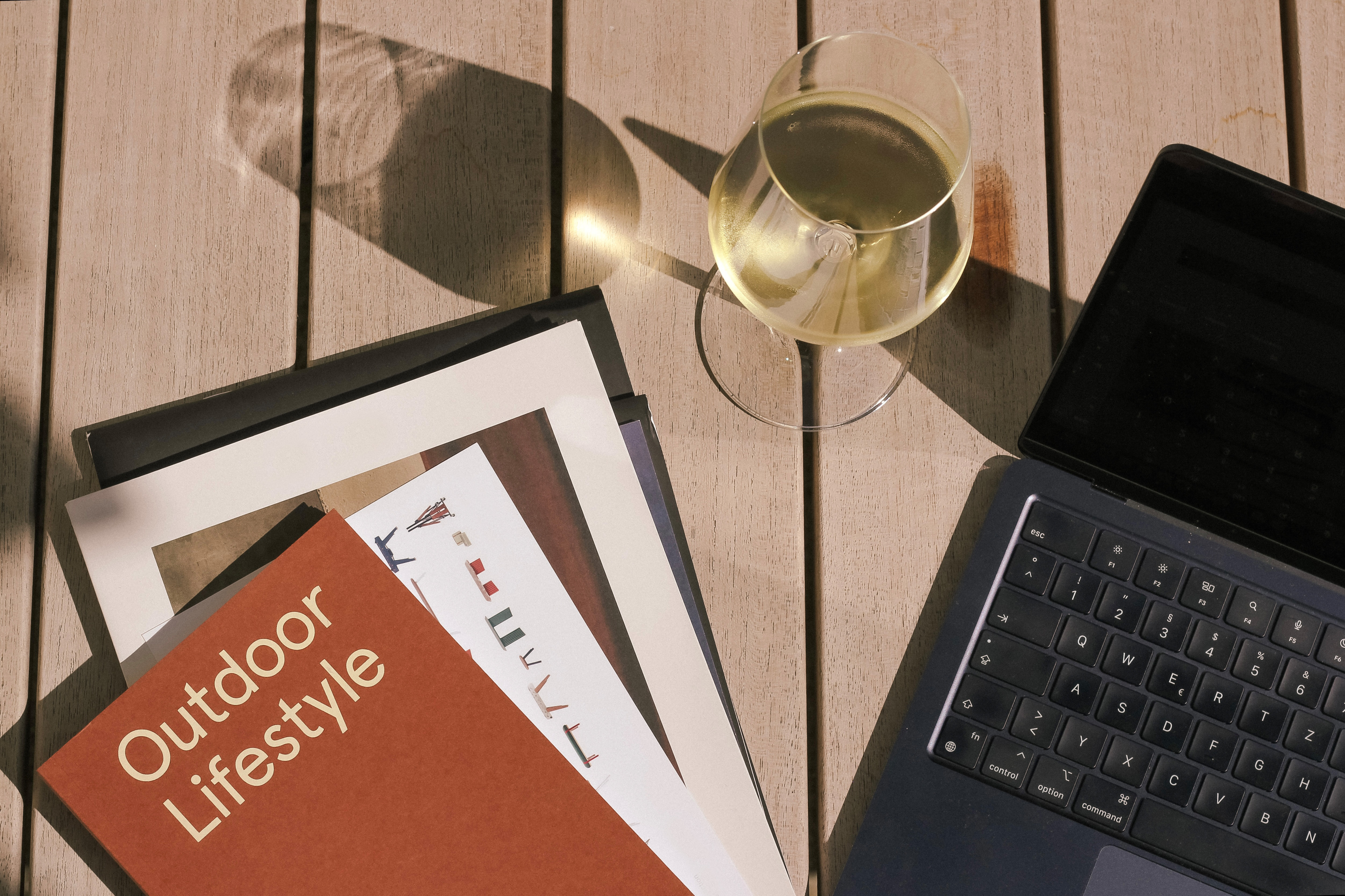 Coworking Space: IDYLLISCHER INNENHOF
Genieße die Freiheit, draußen zu arbeiten oder dich nach getaner Arbeit mit einem erfrischenden Feierabendgetränk zu entspannen. Hier kannst du die frische Luft und die ruhige Atmosphäre perfekt als Ausgleich für dich nutzen.
Außerdem ist unser Innenhof mit einer kleinen Outdoorküche ausgestattet, inklusive einer Plancha. So kannst du gemeinsam mit anderen Mitgliedern oder Bewohnern kleine Grillsessions veranstalten oder einfach nur ein Feierabendgetränk genießen. - Heimatoffice 26