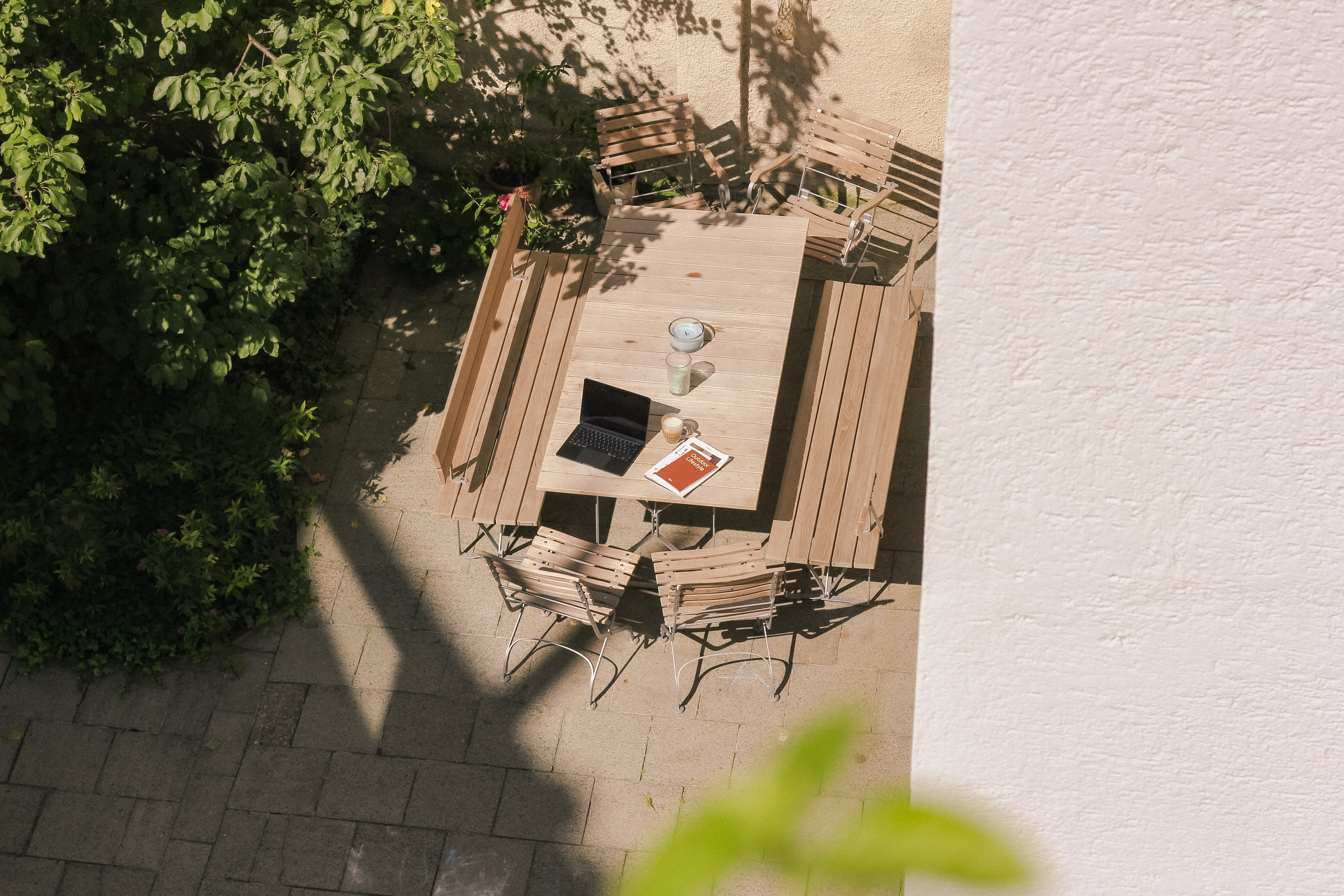 Coworking Space: IDYLLISCHER INNENHOF
Genieße die Freiheit, draußen zu arbeiten oder dich nach getaner Arbeit mit einem erfrischenden Feierabendgetränk zu entspannen. Hier kannst du die frische Luft und die ruhige Atmosphäre perfekt als Ausgleich für dich nutzen.
Außerdem ist unser Innenhof mit einer kleinen Outdoorküche ausgestattet, inklusive einer Plancha. So kannst du gemeinsam mit anderen Mitgliedern oder Bewohnern kleine Grillsessions veranstalten oder einfach nur ein Feierabendgetränk genießen. - Heimatoffice 26