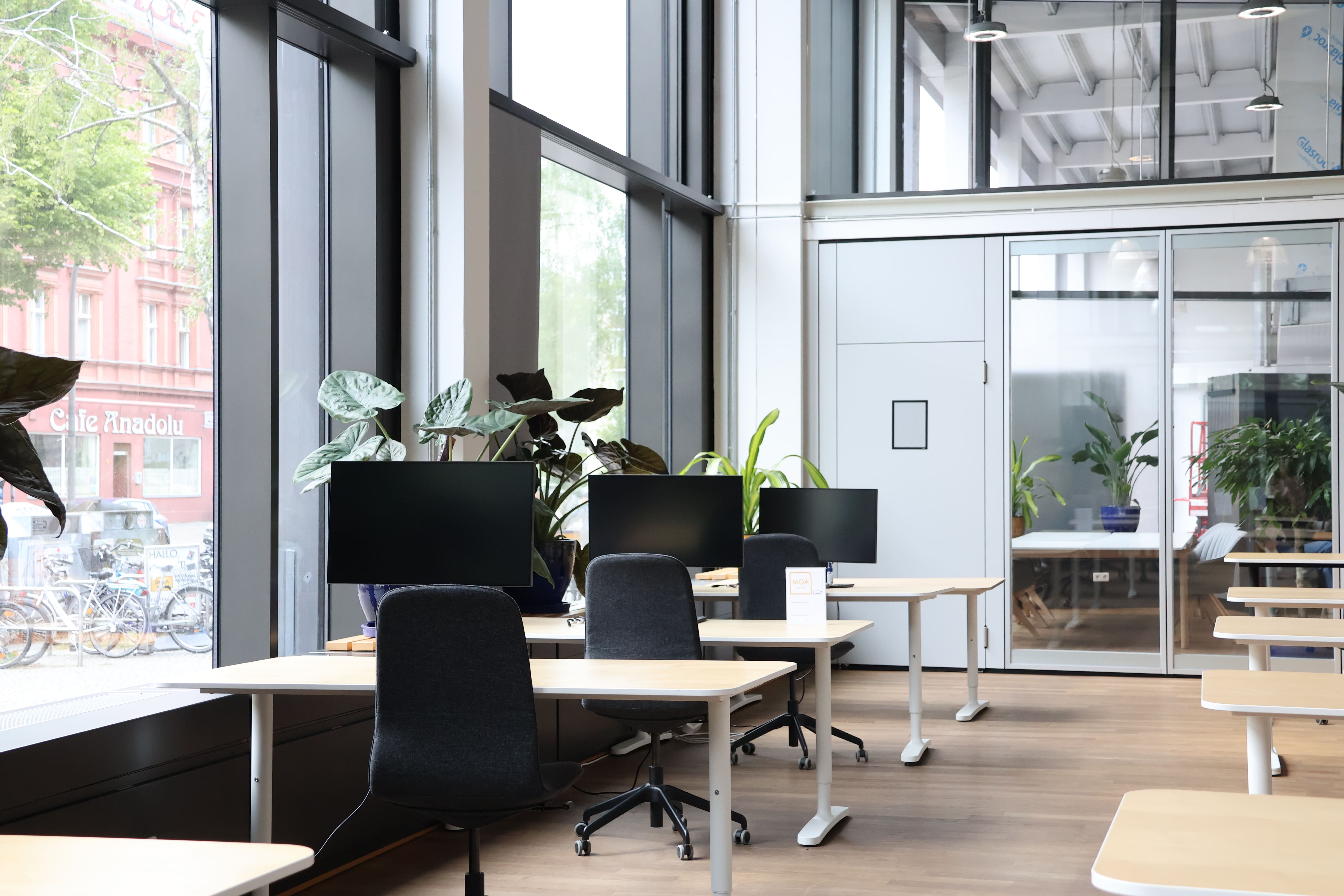 Coworking Spaces - Berlin - Arbeiten Sie in völliger Ruhe in einem unserer größten Coworking-Räume, wo an jedem Platz ein zweiter Bildschirm zur Verfügung steht. - MOA Work