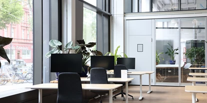 Coworking Spaces - Brandenburg Süd - Arbeiten Sie in völliger Ruhe in einem unserer größten Coworking-Räume, wo an jedem Platz ein zweiter Bildschirm zur Verfügung steht. - MOA Work